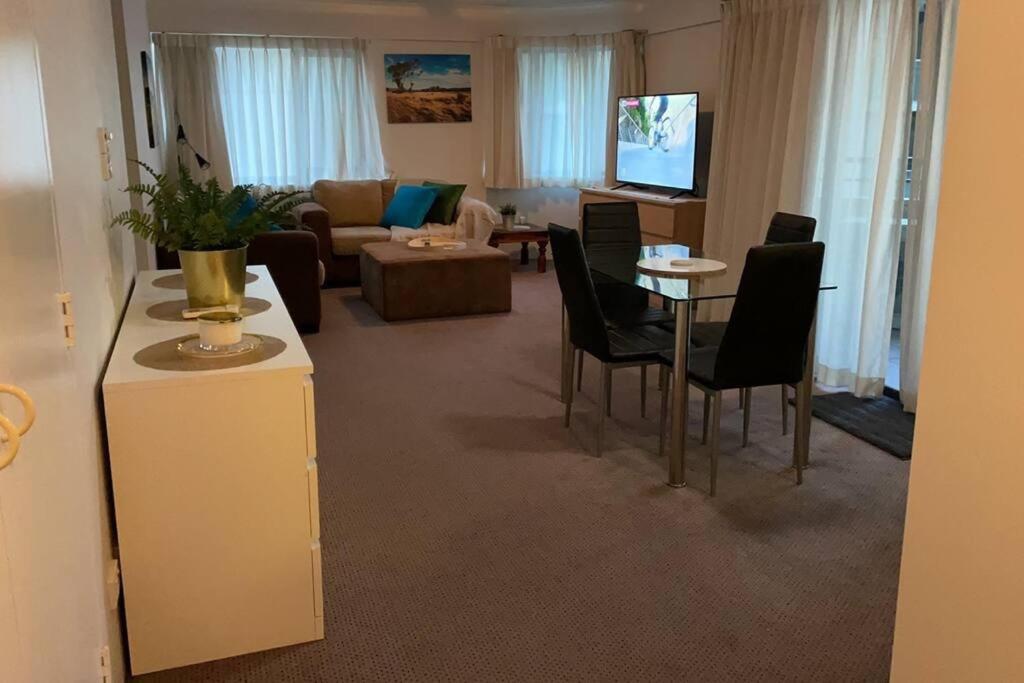 2 Beds 2 Baths Apt In Braddon Cbd - Pool, 1 Free Parking, Gym Apartment Canberra Exterior photo
